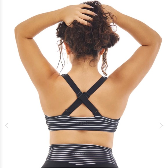 ilus Label Cinch Twist Linear Sports Bra Black - Picture 2 of 7